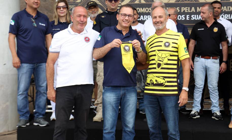 Detran comemora um ano do lançamento da nova placa preta no modelo Mercosul no Paraná