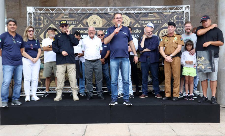 Comemoração de um ano da placa preta no Paraná reúne mais de 100 veículos antigos
