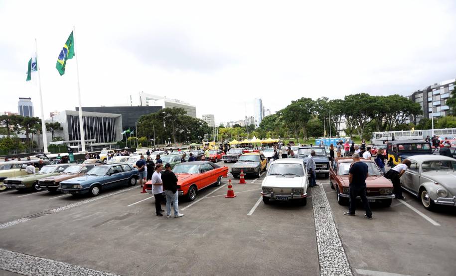 Comemoração de um ano da placa preta no Paraná reúne mais de 100 veículos antigos