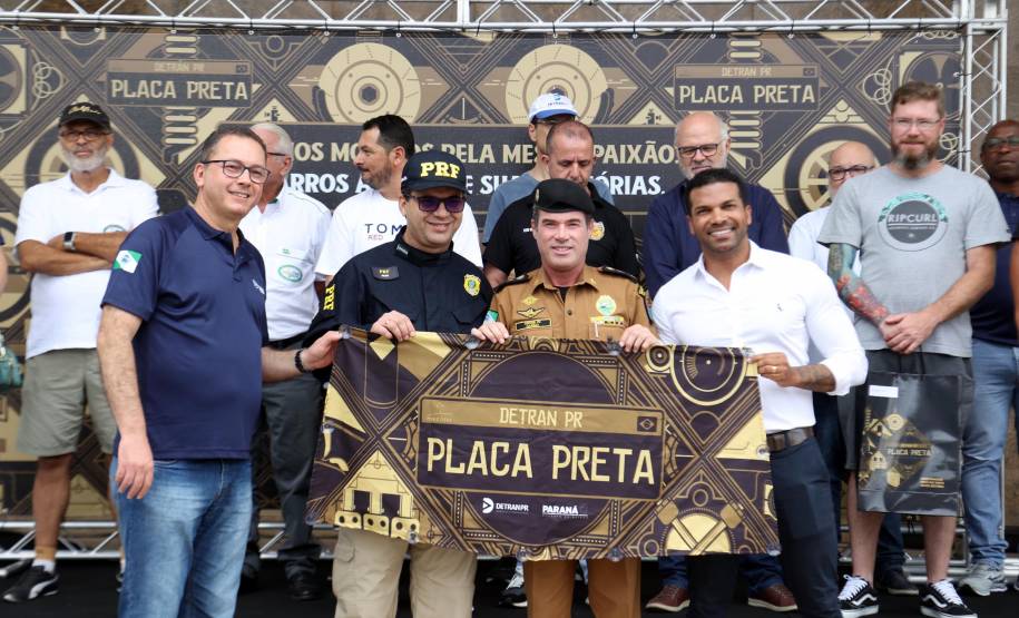 Comemoração de um ano da placa preta no Paraná reúne mais de 100 veículos antigos