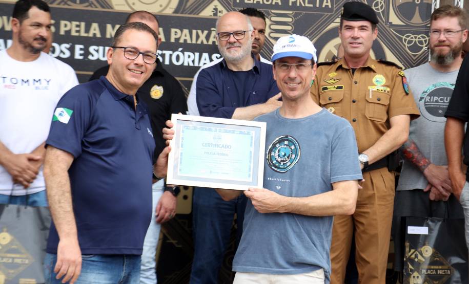 Comemoração de um ano da placa preta no Paraná reúne mais de 100 veículos antigos