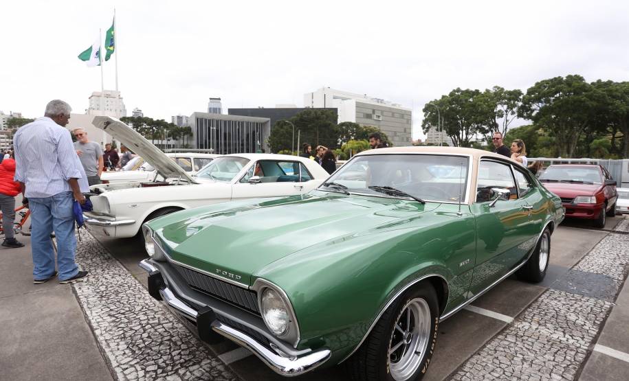 Comemoração de um ano da placa preta no Paraná reúne mais de 100 veículos antigos