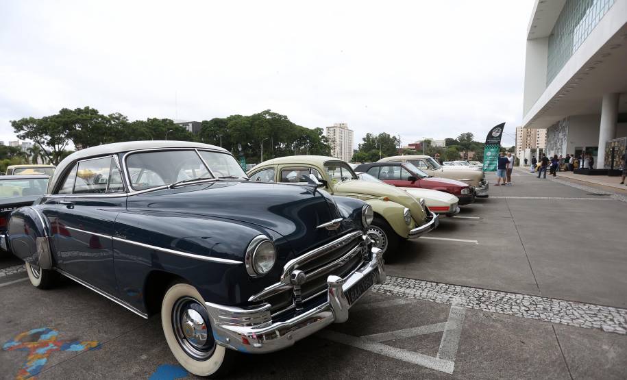 Comemoração de um ano da placa preta no Paraná reúne mais de 100 veículos antigos