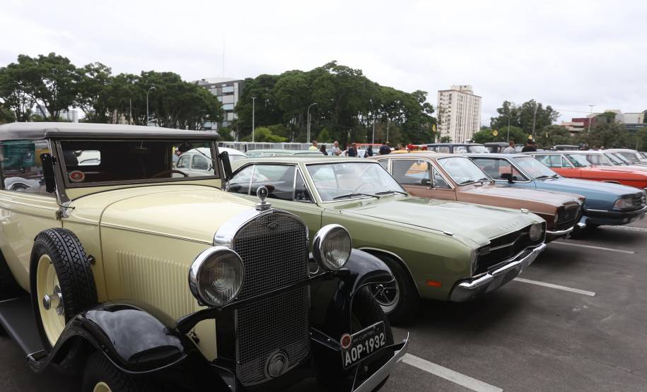 Comemoração de um ano da placa preta no Paraná reúne mais de 100 veículos antigos