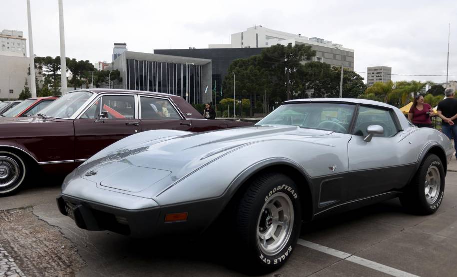 Detran comemora um ano do lançamento da nova placa preta no modelo Mercosul no Paraná