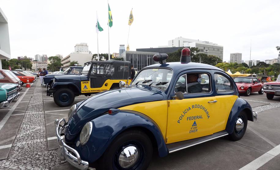 Comemoração de um ano da placa preta no Paraná reúne mais de 100 veículos antigos