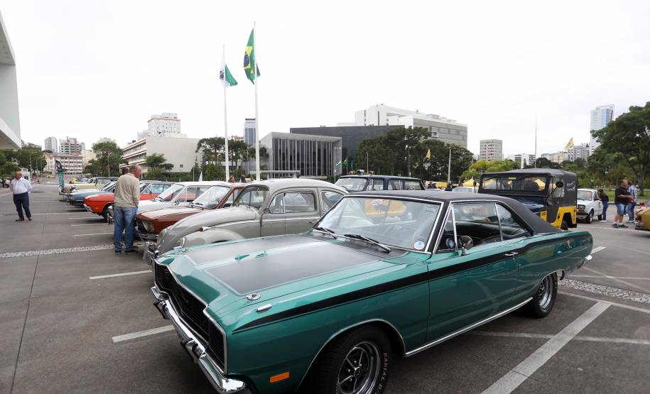 Comemoração de um ano da placa preta no Paraná reúne mais de 100 veículos antigos