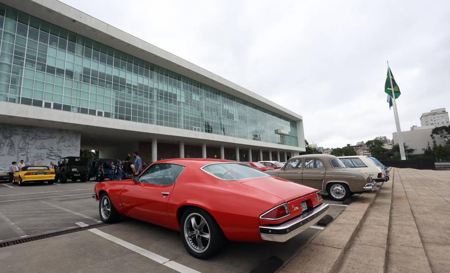 Detran comemora um ano do lançamento da nova placa preta no modelo Mercosul no Paraná