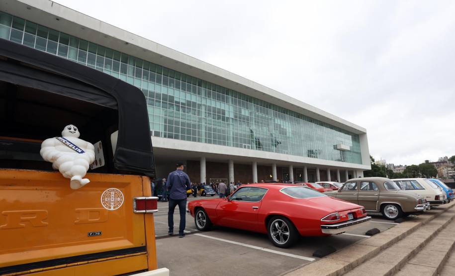 Detran comemora um ano do lançamento da nova placa preta no modelo Mercosul no Paraná