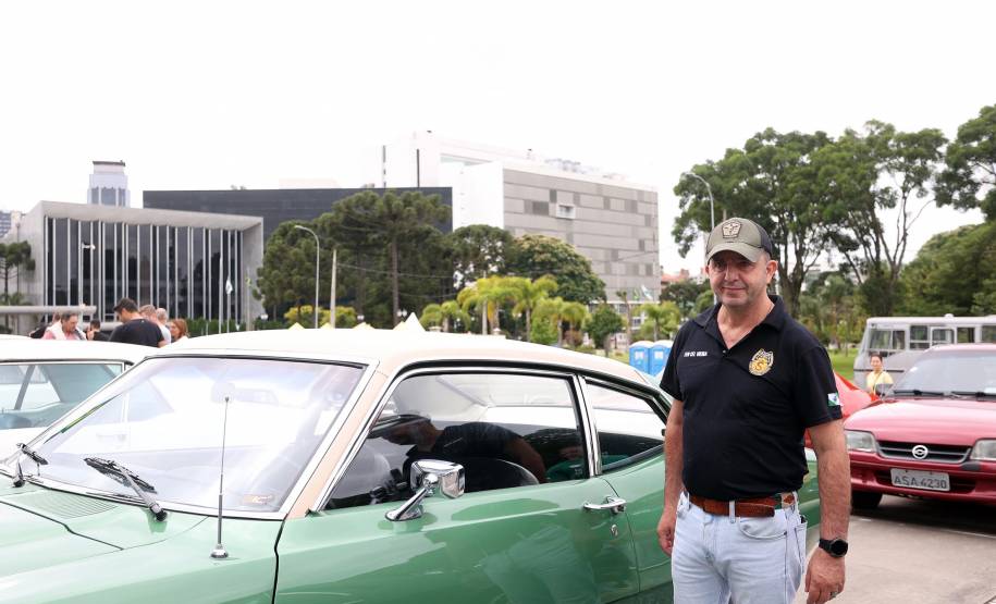 Comemoração de um ano da placa preta no Paraná reúne mais de 100 veículos antigos