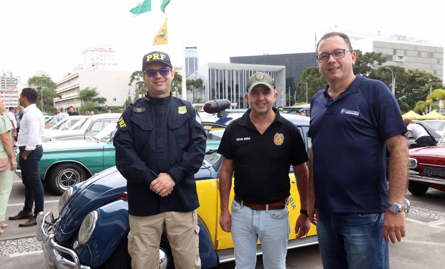Comemoração de um ano da placa preta no Paraná reúne mais de 100 veículos antigos