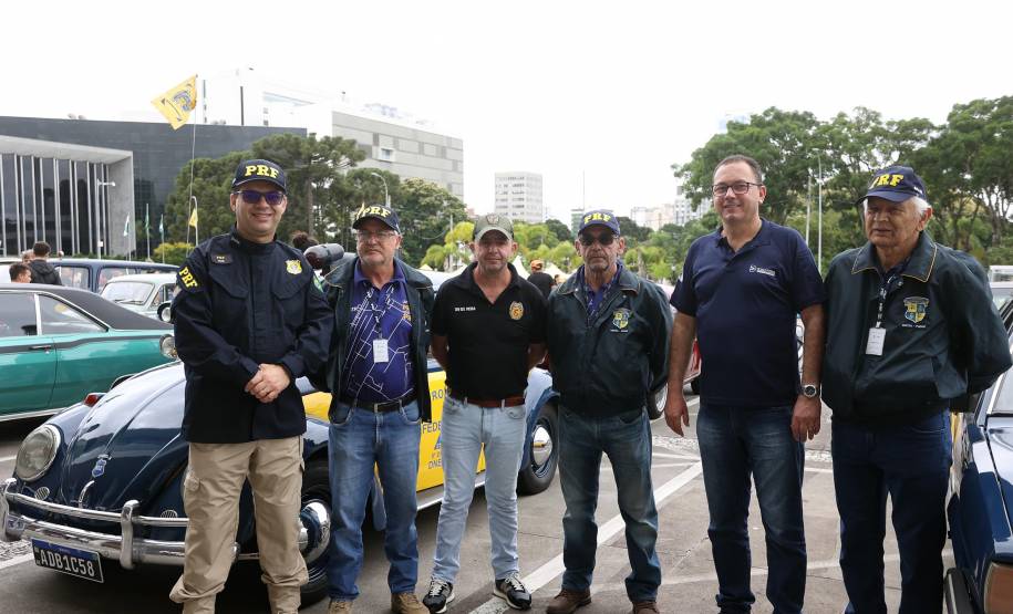 Comemoração de um ano da placa preta no Paraná reúne mais de 100 veículos antigos