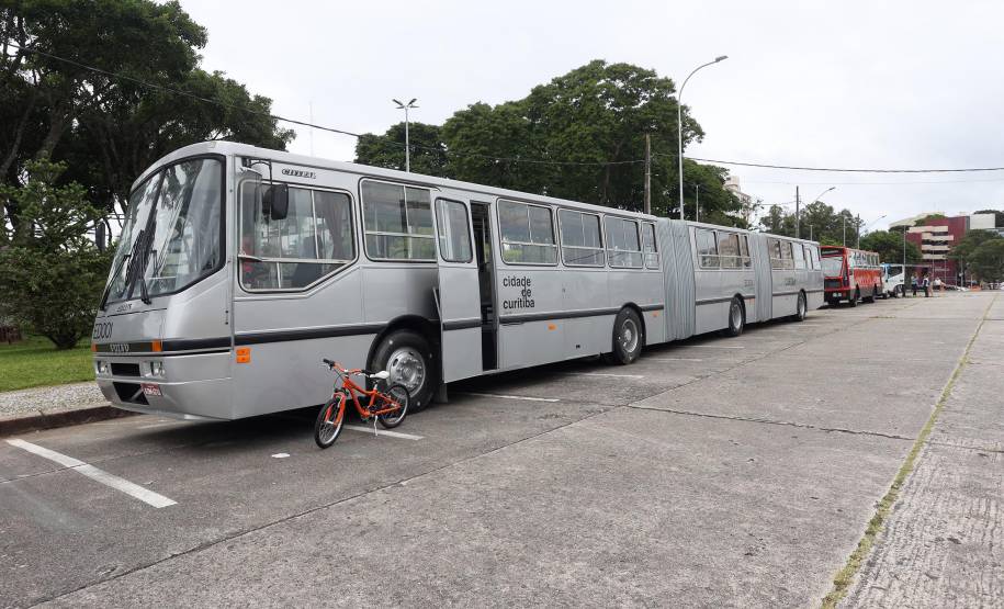 Comemoração de um ano da placa preta no Paraná reúne mais de 100 veículos antigos