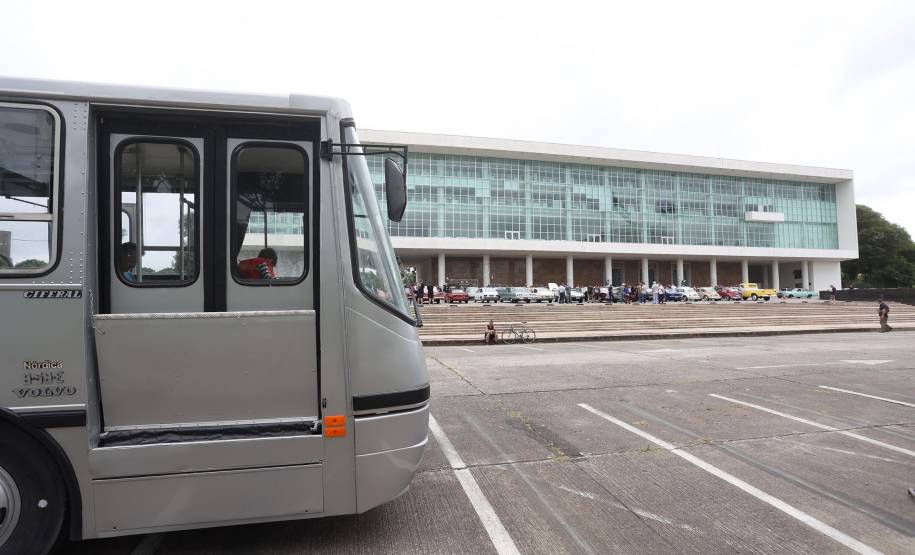 Detran comemora um ano do lançamento da nova placa preta no modelo Mercosul no Paraná