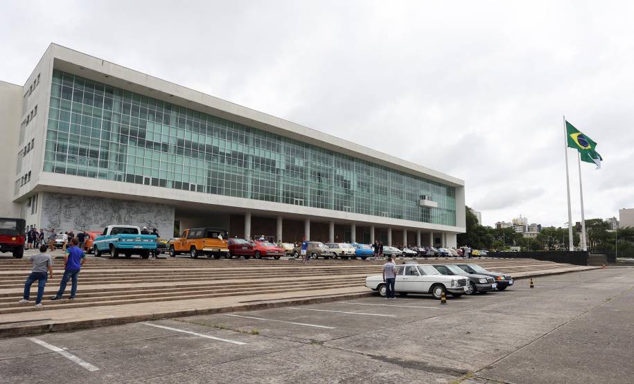 Comemoração de um ano da placa preta no Paraná reúne mais de 100 veículos antigos
