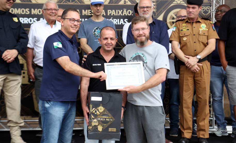 Detran comemora um ano do lançamento da nova placa preta no modelo Mercosul no Paraná