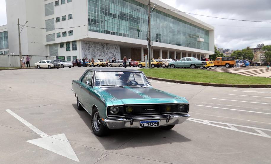 Detran comemora um ano do lançamento da nova placa preta no modelo Mercosul no Paraná