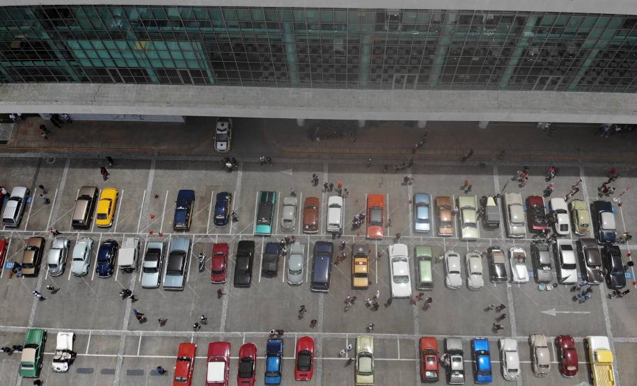 Comemoração de um ano da placa preta no Paraná reúne mais de 100 veículos antigos