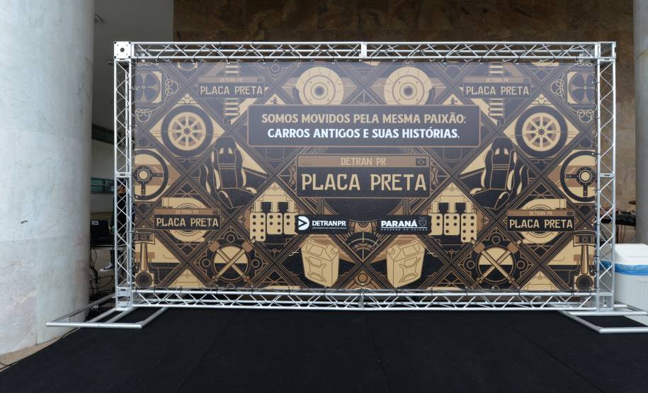 Detran comemora um ano do lançamento da nova placa preta no modelo Mercosul no Paraná