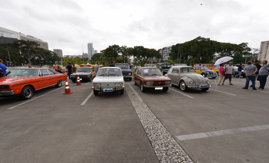 Comemoração de um ano da placa preta no Paraná reúne mais de 100 veículos antigos