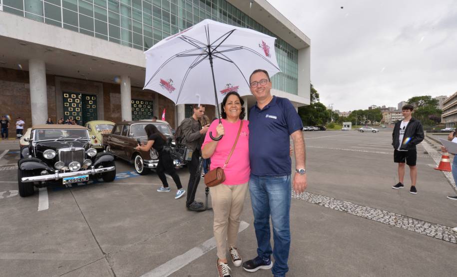 Detran comemora um ano do lançamento da nova placa preta no modelo Mercosul no Paraná