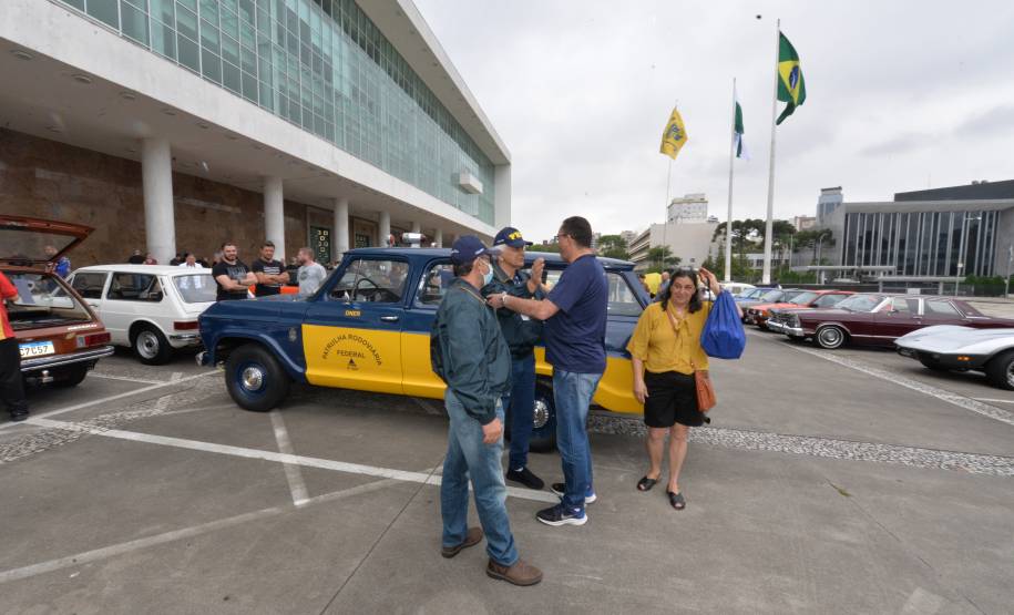 Comemoração de um ano da placa preta no Paraná reúne mais de 100 veículos antigos