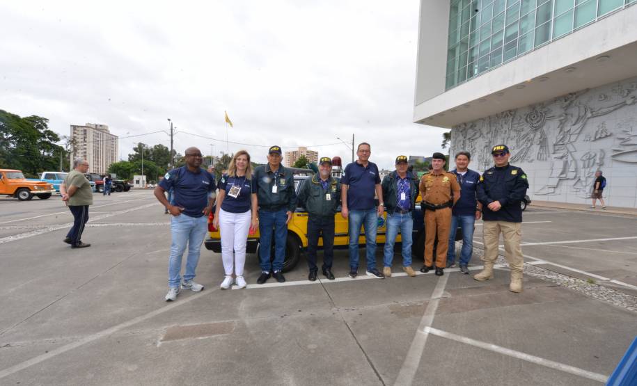 Detran comemora um ano do lançamento da nova placa preta no modelo Mercosul no Paraná
