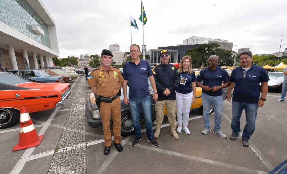 Comemoração de um ano da placa preta no Paraná reúne mais de 100 veículos antigos
