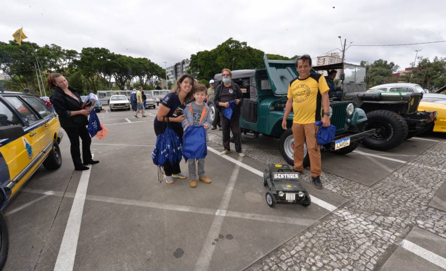 Comemoração de um ano da placa preta no Paraná reúne mais de 100 veículos antigos