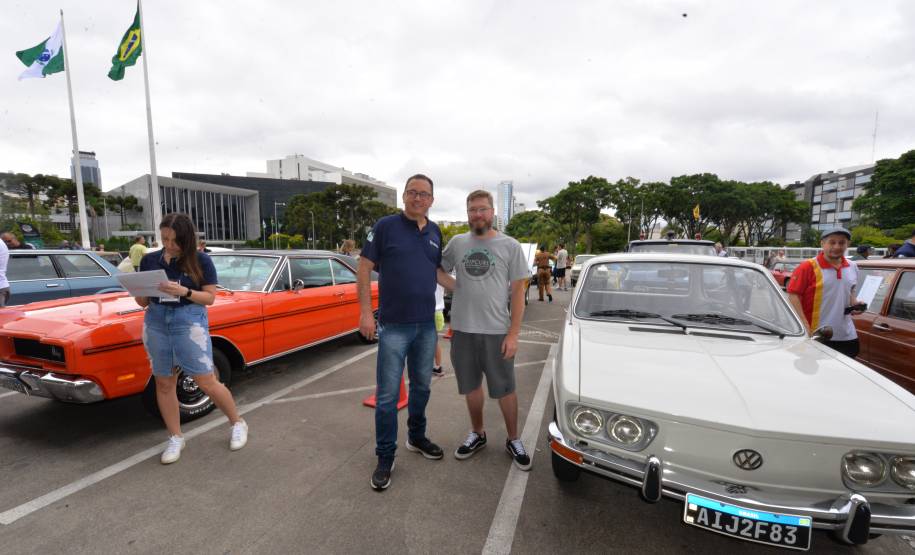Comemoração de um ano da placa preta no Paraná reúne mais de 100 veículos antigos