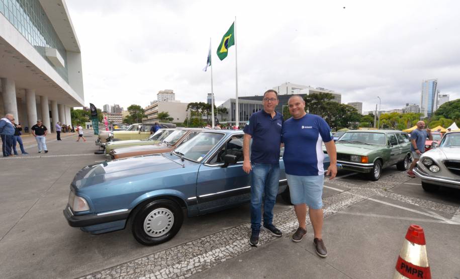 Comemoração de um ano da placa preta no Paraná reúne mais de 100 veículos antigos