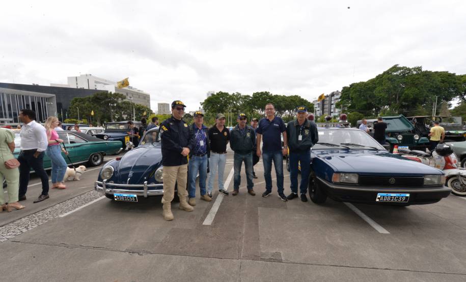 Detran comemora um ano do lançamento da nova placa preta no modelo Mercosul no Paraná
