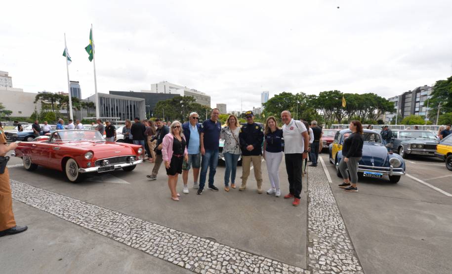 Comemoração de um ano da placa preta no Paraná reúne mais de 100 veículos antigos