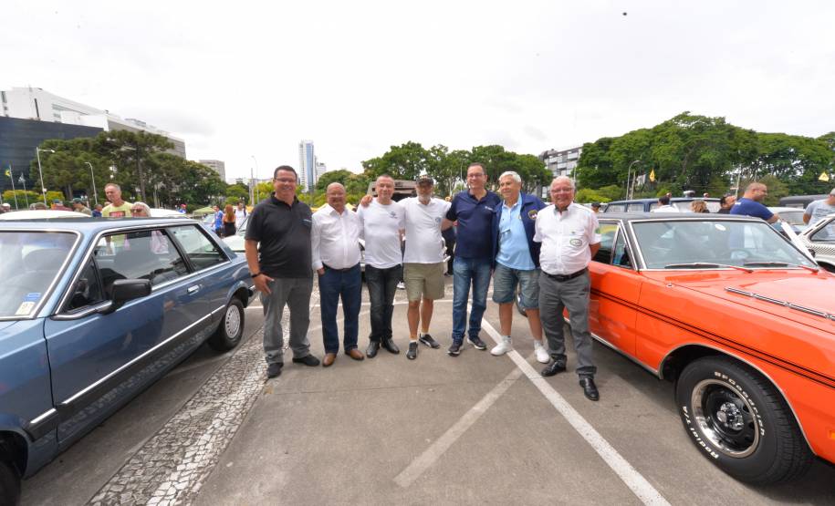 Comemoração de um ano da placa preta no Paraná reúne mais de 100 veículos antigos