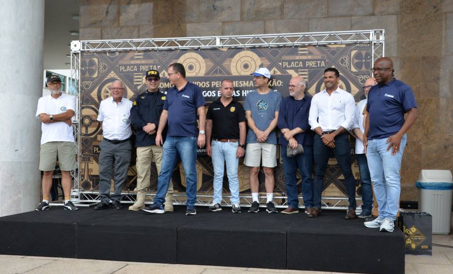 Detran comemora um ano do lançamento da nova placa preta no modelo Mercosul no Paraná