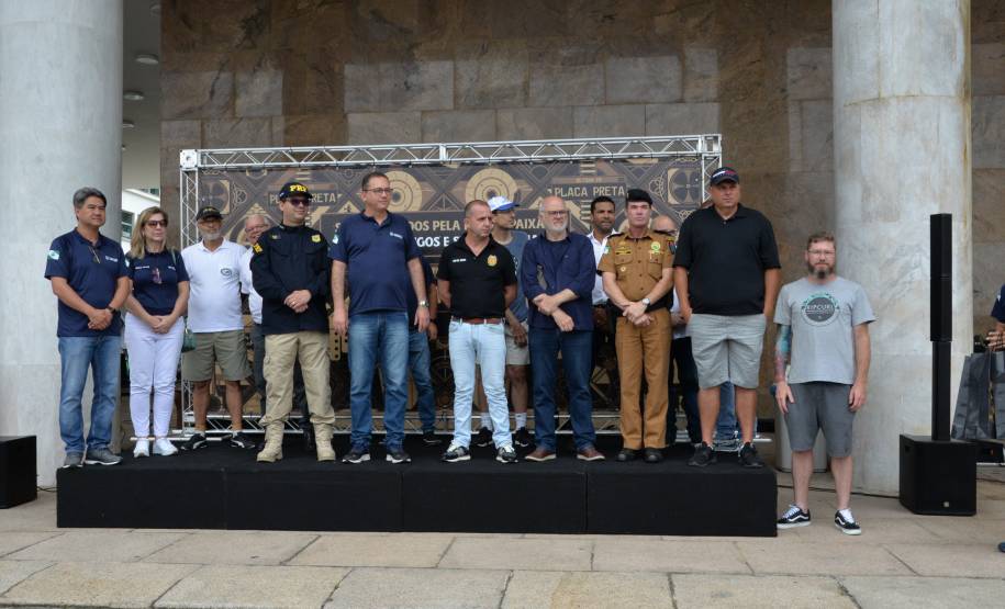 Detran comemora um ano do lançamento da nova placa preta no modelo Mercosul no Paraná