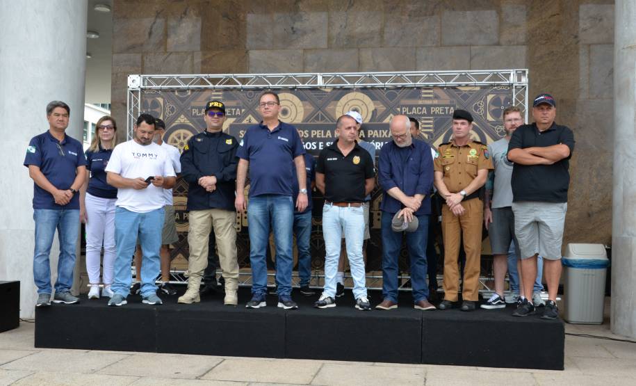 Detran comemora um ano do lançamento da nova placa preta no modelo Mercosul no Paraná