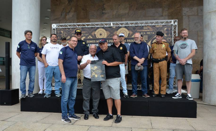 Comemoração de um ano da placa preta no Paraná reúne mais de 100 veículos antigos