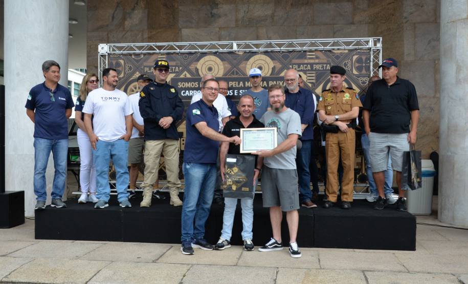 Detran comemora um ano do lançamento da nova placa preta no modelo Mercosul no Paraná