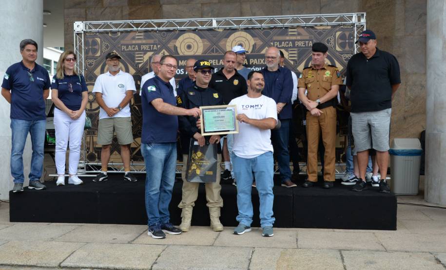 Comemoração de um ano da placa preta no Paraná reúne mais de 100 veículos antigos