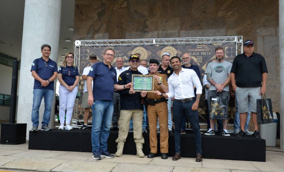Detran comemora um ano do lançamento da nova placa preta no modelo Mercosul no Paraná
