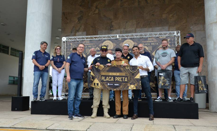 Comemoração de um ano da placa preta no Paraná reúne mais de 100 veículos antigos