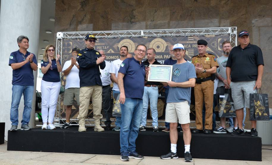 Comemoração de um ano da placa preta no Paraná reúne mais de 100 veículos antigos