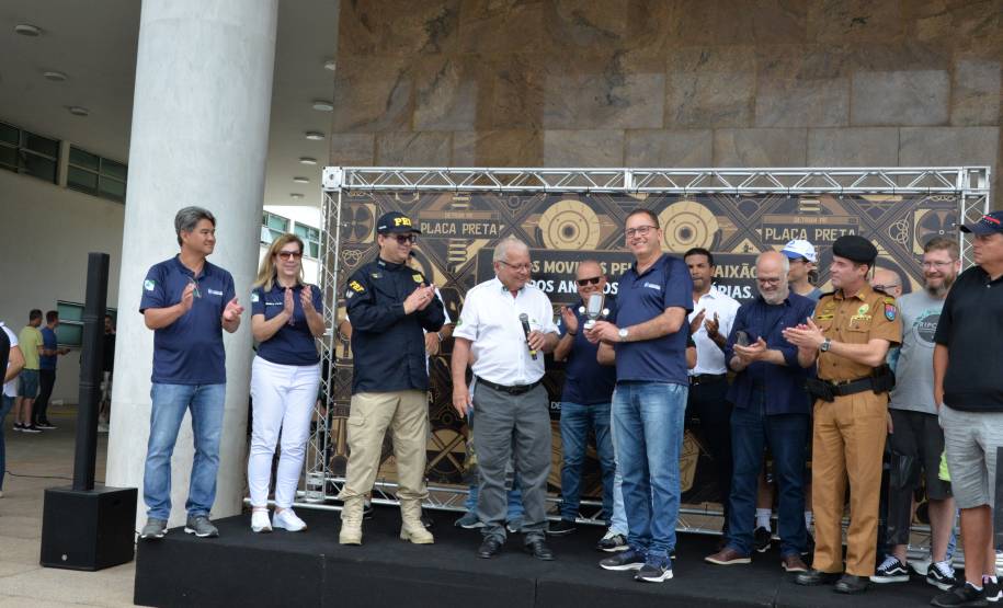 Comemoração de um ano da placa preta no Paraná reúne mais de 100 veículos antigos