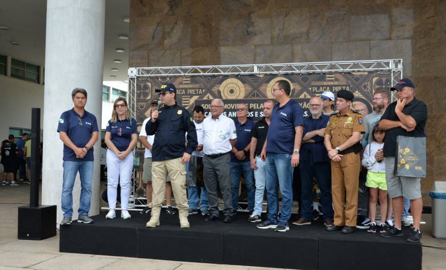 Comemoração de um ano da placa preta no Paraná reúne mais de 100 veículos antigos