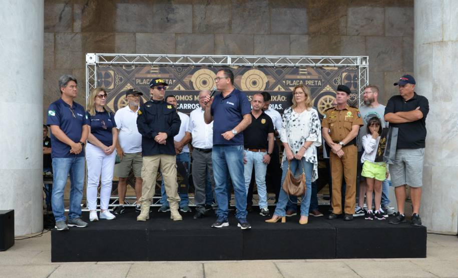 Detran comemora um ano do lançamento da nova placa preta no modelo Mercosul no Paraná
