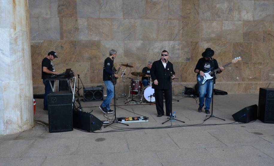 Detran comemora um ano do lançamento da nova placa preta no modelo Mercosul no Paraná