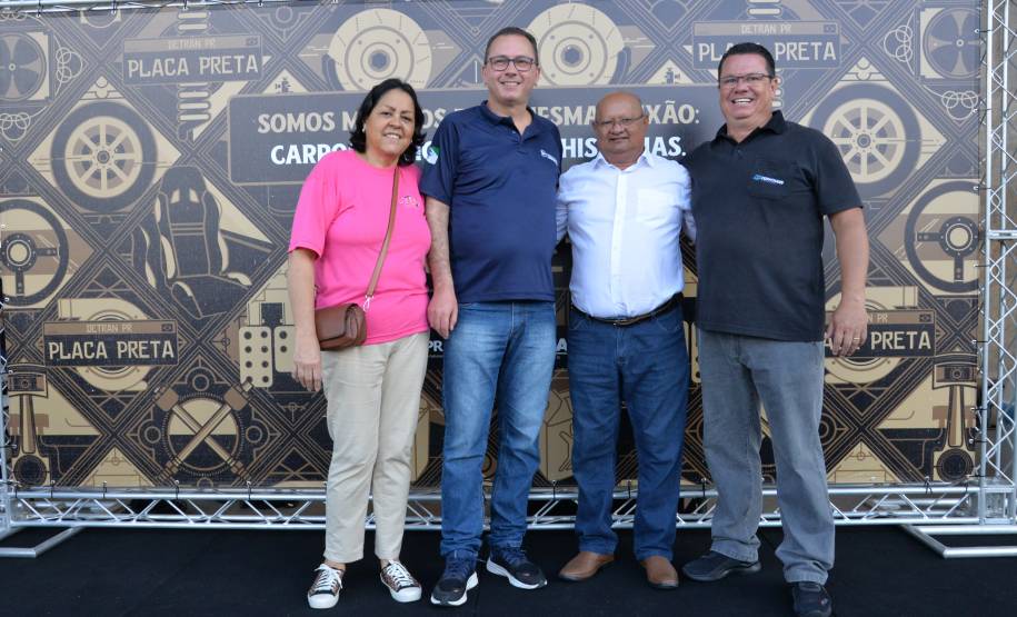 Comemoração de um ano da placa preta no Paraná reúne mais de 100 veículos antigos