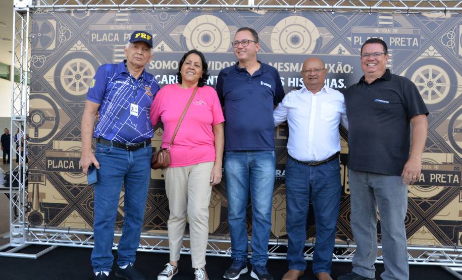 Comemoração de um ano da placa preta no Paraná reúne mais de 100 veículos antigos