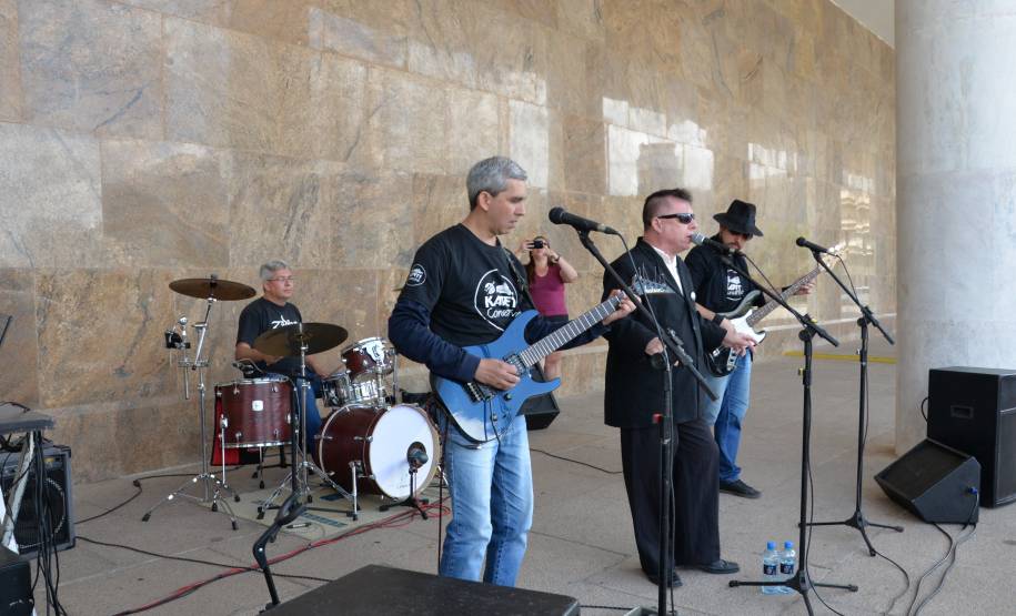 Detran comemora um ano do lançamento da nova placa preta no modelo Mercosul no Paraná